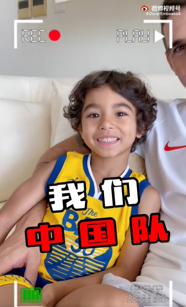 父子同框为中国队加油助威