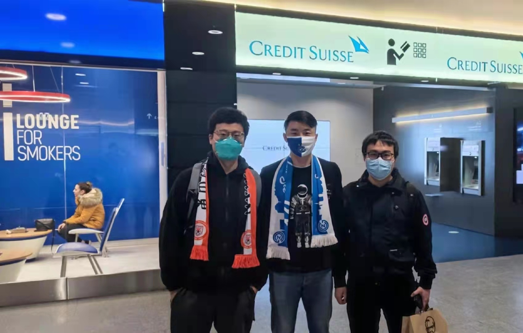 记者记录下山东球迷接机瞬间李磊