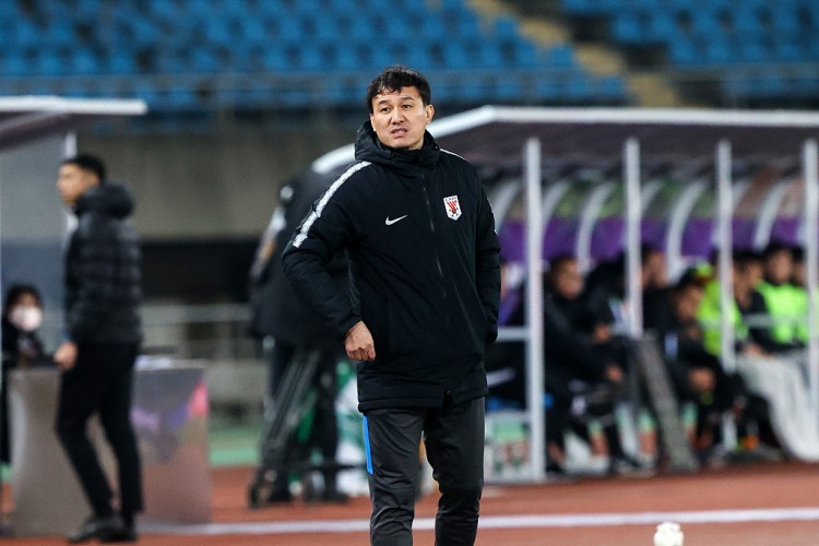 本土教练郝伟加冕双冠王，意义非凡