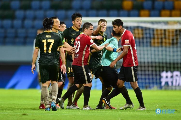 张玉宁制造红牌并破门北京国安半场3-2领先