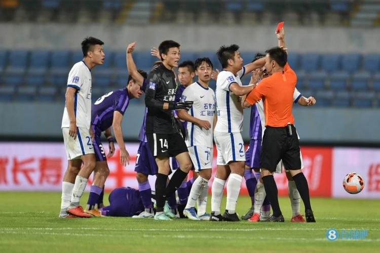 半场焦点：赵英杰一箭双雕，林创益无奈染红|津门虎1-0小胜沧州先拔头筹