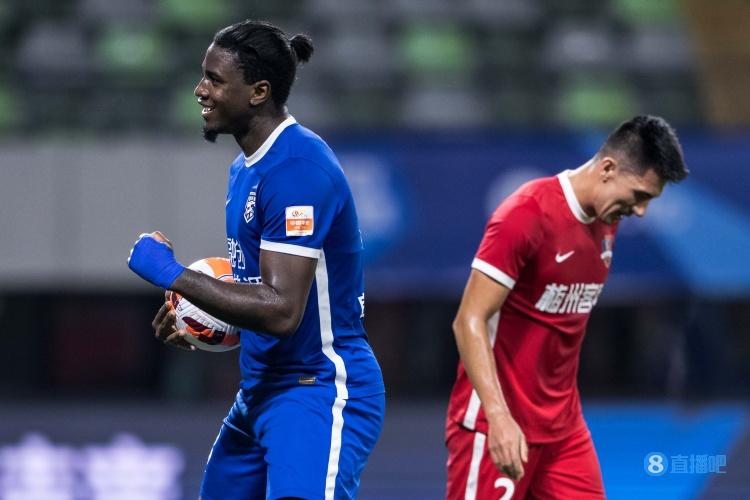 武汉三镇暂时以2-1优势进入下半场