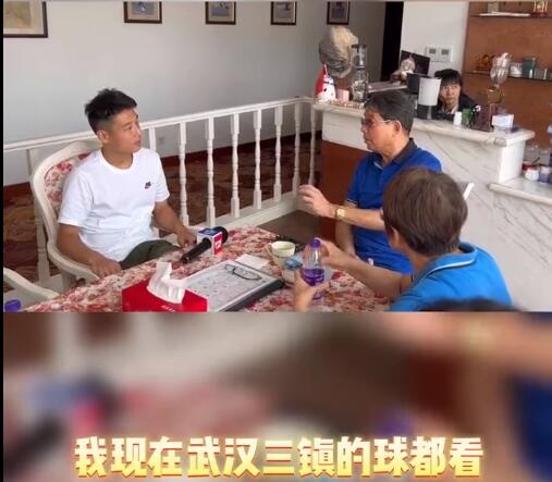 徐根宝与武磊谈赛场局势