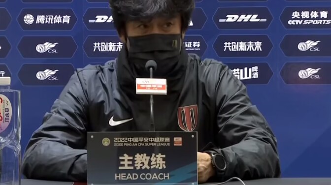 被罚一人后球员依旧保持冷静