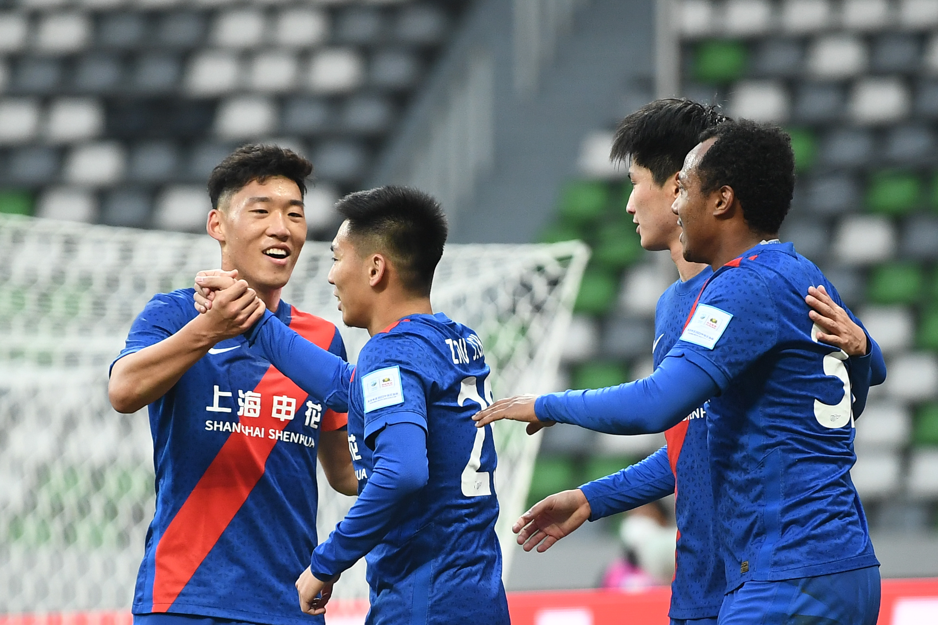 周俊辰任意球助攻造成乌龙，艾迪半场建功申花2-0领先