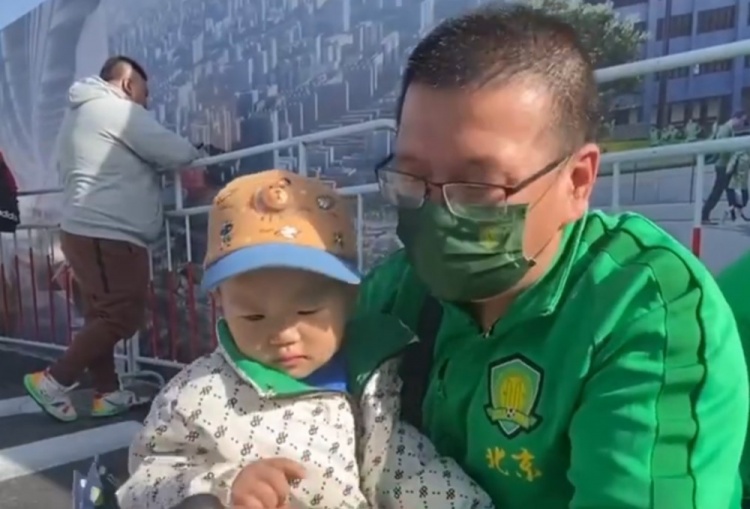 父带子探新工体：感受不一样的球场文化
