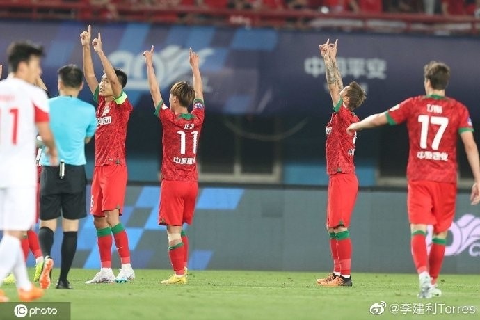 悲痛与喜悦并存：河南队进球后手指天空缅怀故人