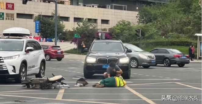 现场监控显示：事故责任在行人
