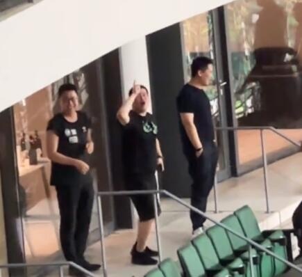 沧州球迷抗议失利遭国安球迷挑衅，现场冲突不断