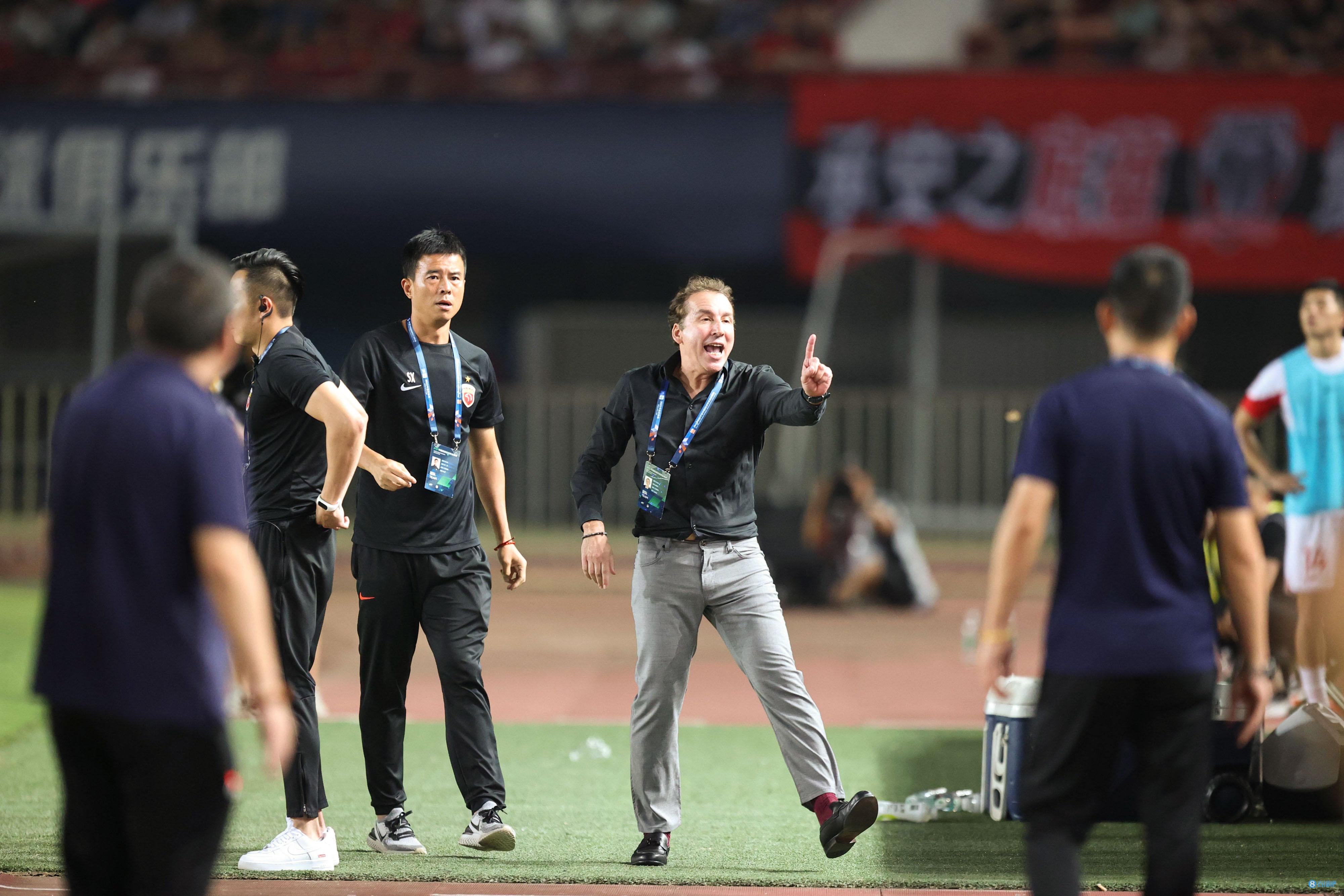 1平2负仍榜首，海港换帅是出路？