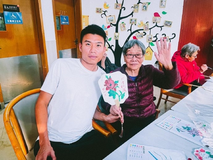  深圳养老院迎来艺术志愿者