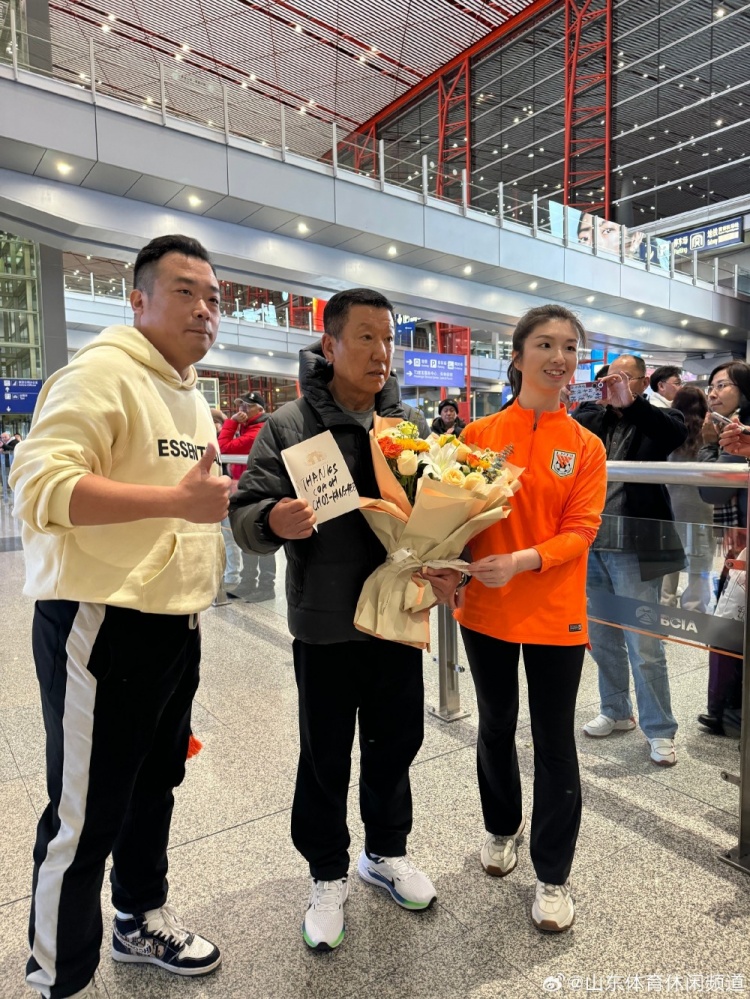 泰山队凯旋登京！万千球迷热情迎接