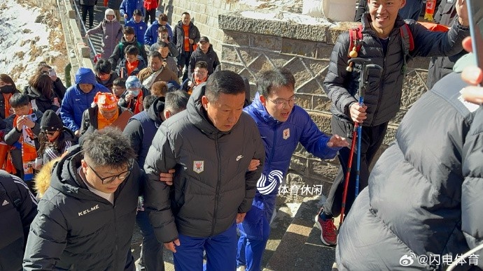 崔康熙带领泰山队攀登泰山