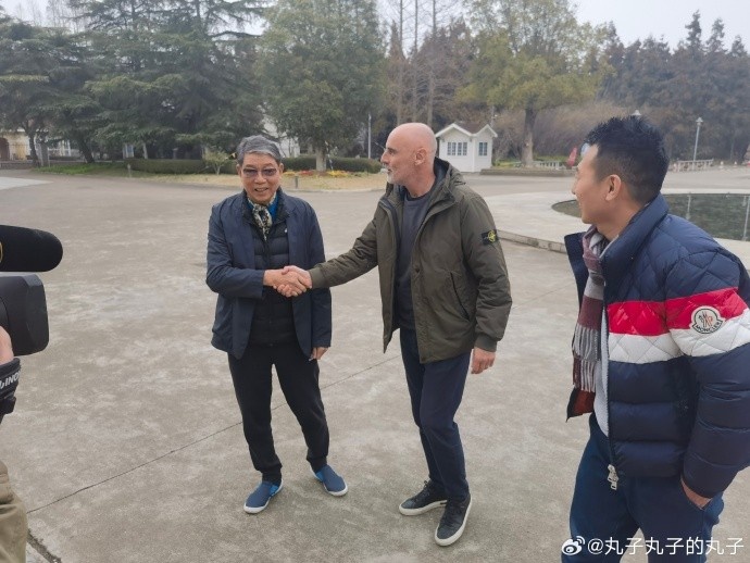记者携香槟拜会根宝教练