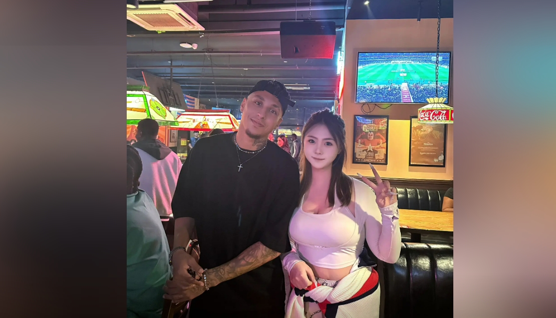 美女粉丝秀友谊照克雷桑喜访酒吧