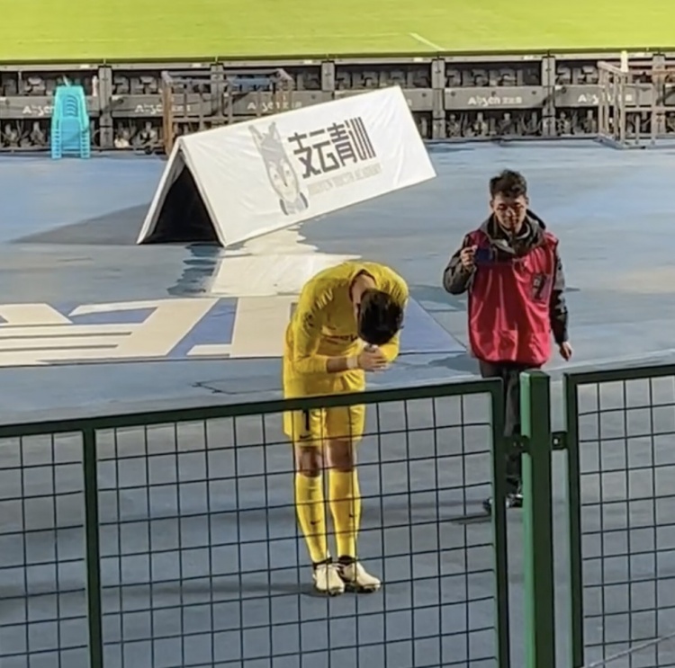 300场背后：颜骏凌与球迷的合影纪念