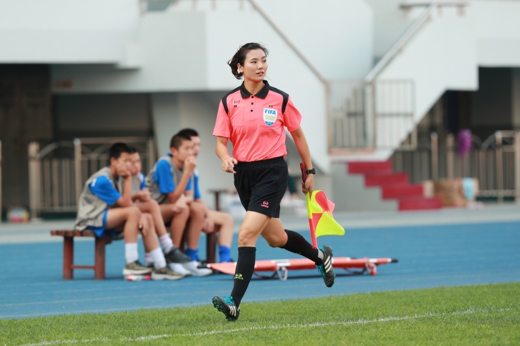 中国首位女子中超裁判员谢丽君的心路历程