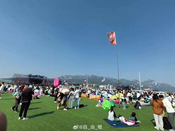 携手同行，泰山队旗点亮新青年音乐节