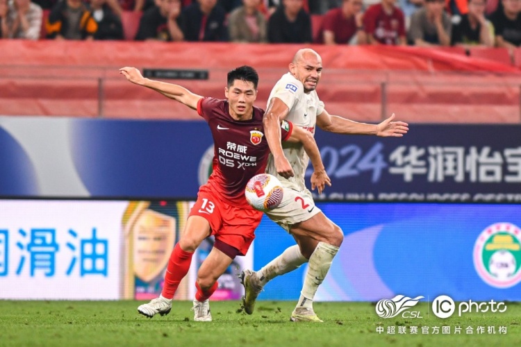 奥斯卡和巴尔加斯联手制胜，海港2比0拿下蓉城