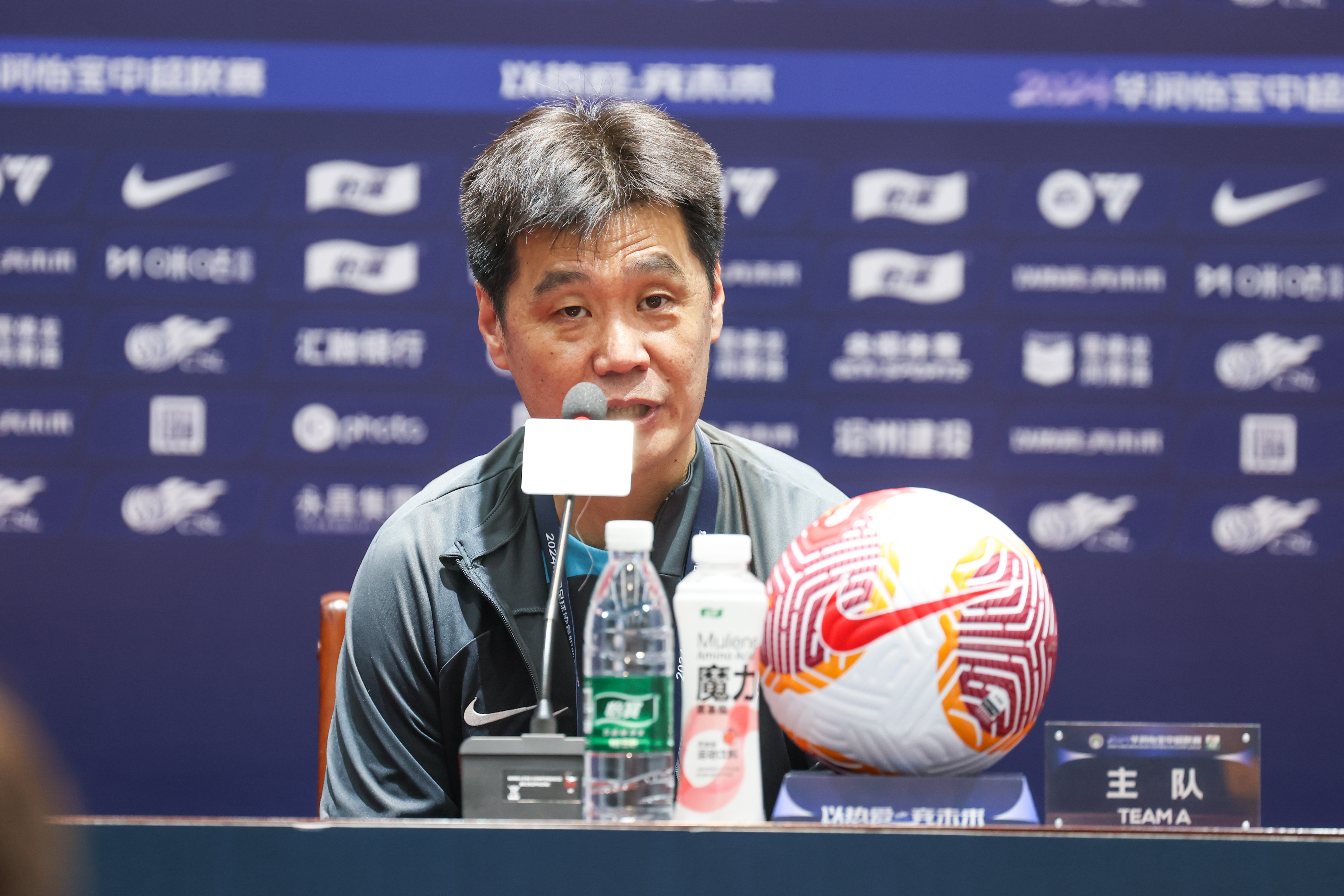 记者报道：李霄鹏因健康原因未现身发布会|韩镕泽备战泰山队比赛