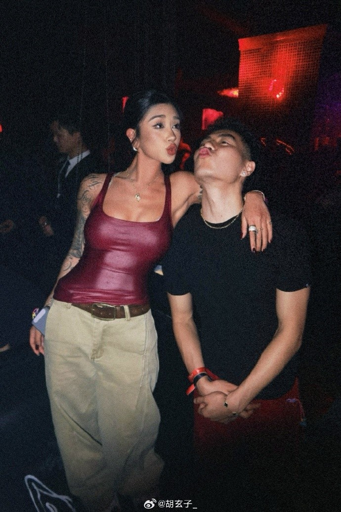 女友亲吻镜头搞怪示爱