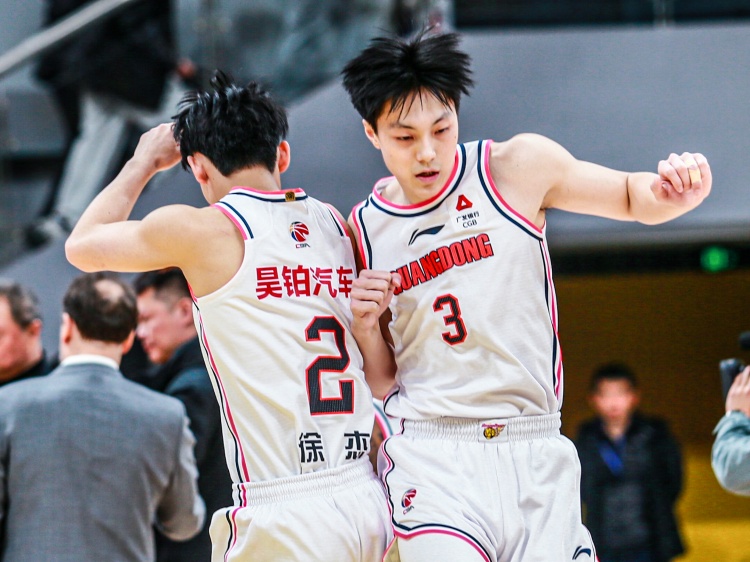 体育评论员：广东能否晋级需关注胡明轩及徐杰的状态