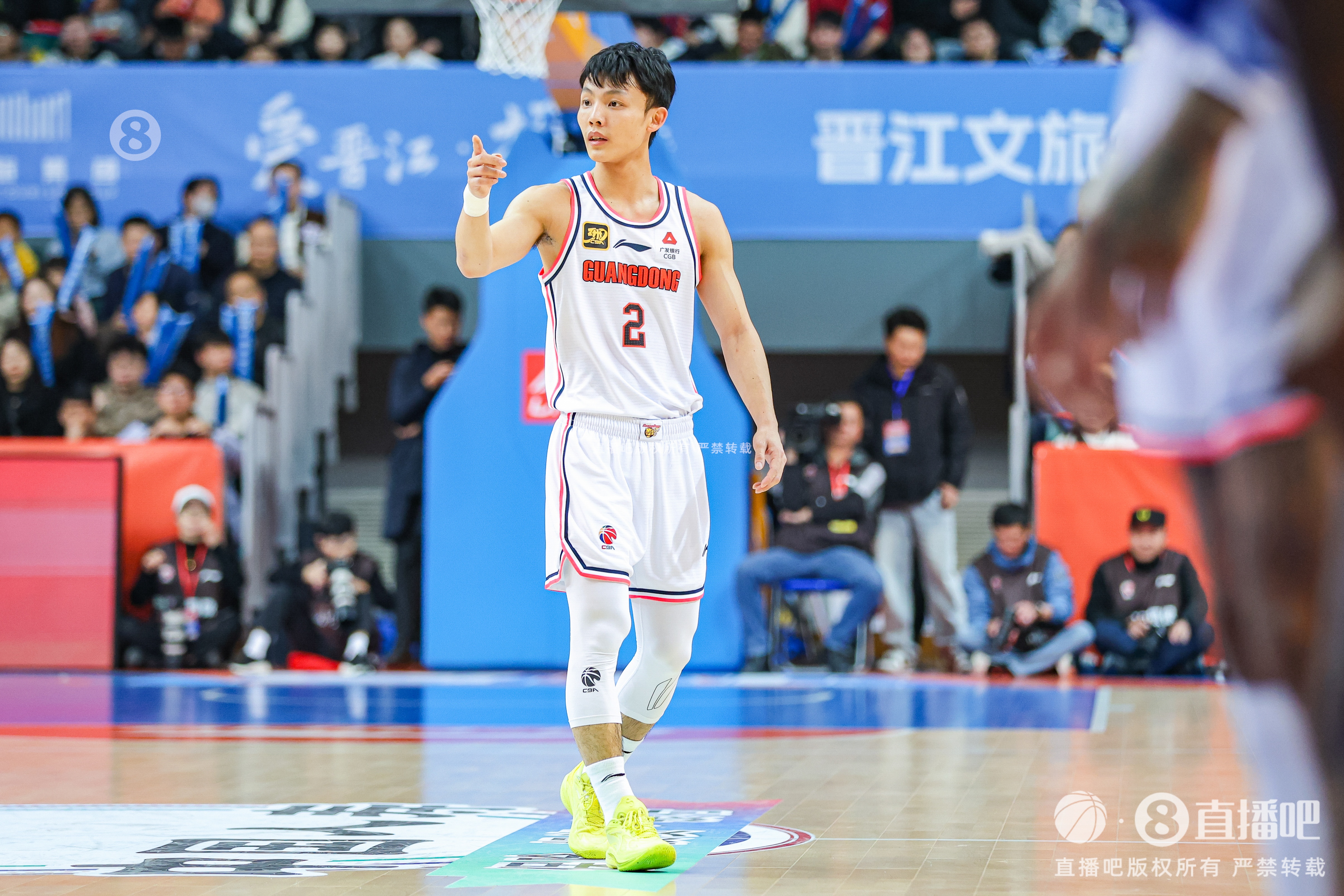 三分线外7投2中准星一般