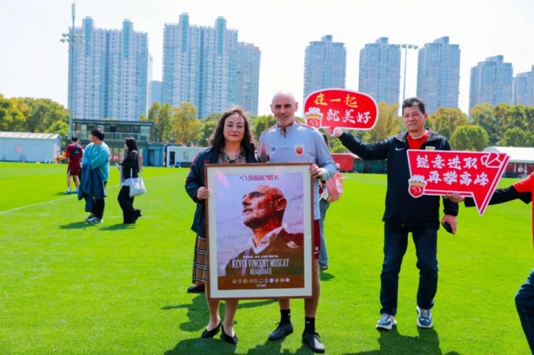 球迷创意十足！拼图肖像送给穆斯卡特