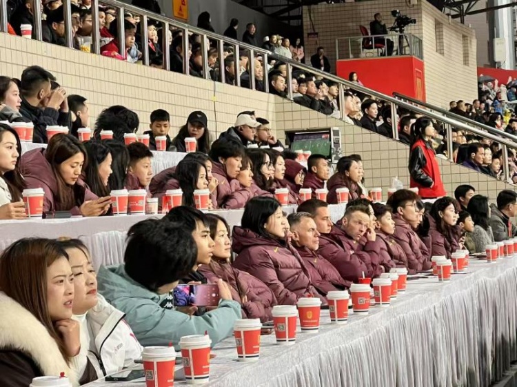 中甲赛场迎来特别观众——中国女足