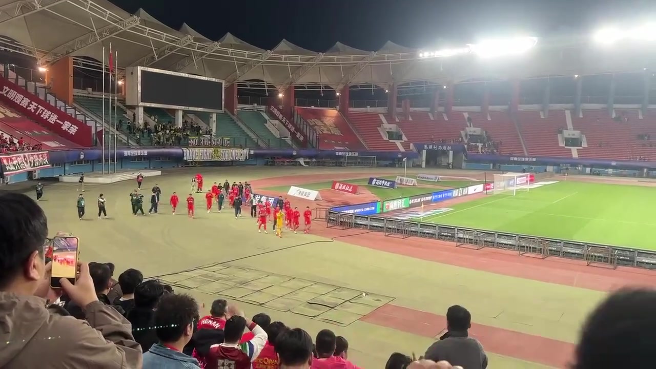 河南球迷不满情绪爆发