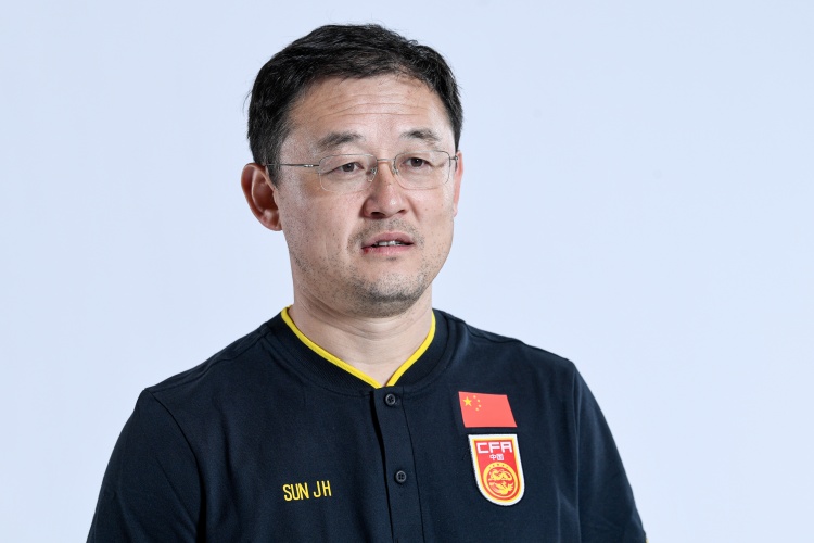 孙继海梅州探营，关注年轻球员成长之路