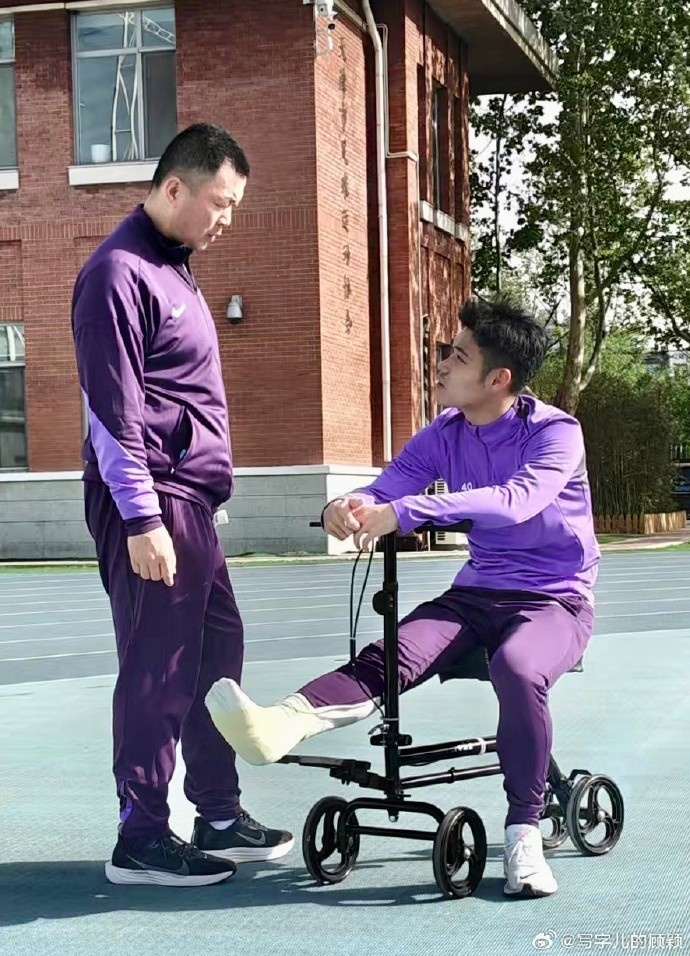 脚踝受伤的石炎依旧现身全家福